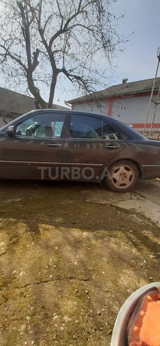 Mercedes E 220 1999, 468,000 km - 2.2 l - Masallı