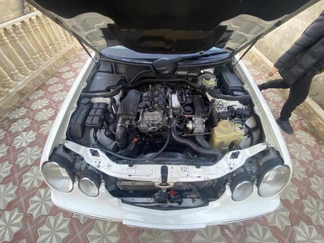 Mercedes E 220 2001, 330,000 km - 2.2 л - Bakı