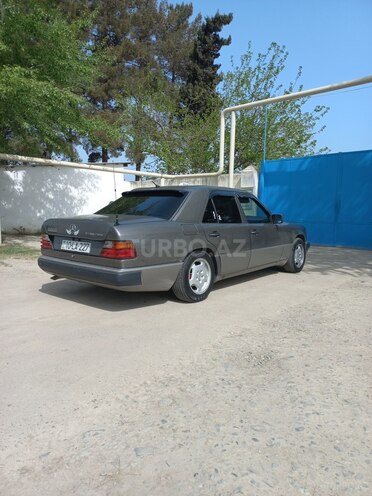 Mercedes E 200 1990, 250,000 km - 2.0 л - Yevlax