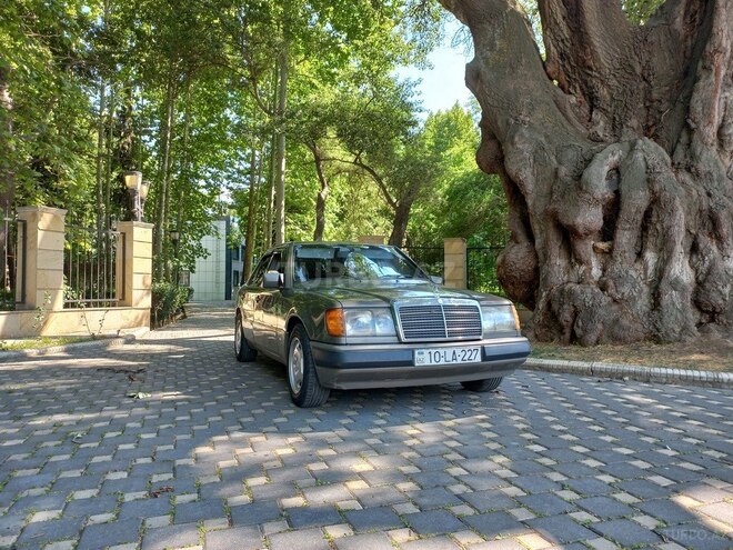Mercedes E 200 1990, 250,000 km - 2.0 л - Yevlax