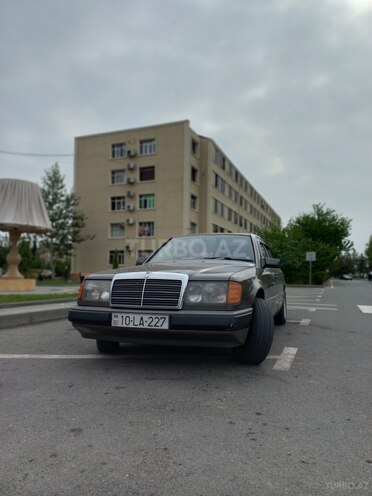 Mercedes E 200 1990, 250,000 km - 2.0 л - Yevlax