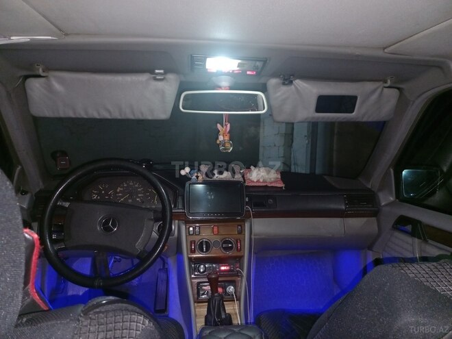 Mercedes E 200 1990, 250,000 km - 2.0 л - Yevlax