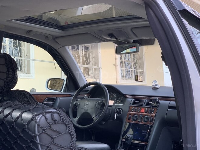 Mercedes E 280 2002, 330,000 km - 2.8 l - Tovuz