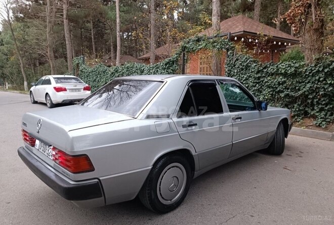 Mercedes 190 1990, 404,000 km - 2.0 л - Salyan