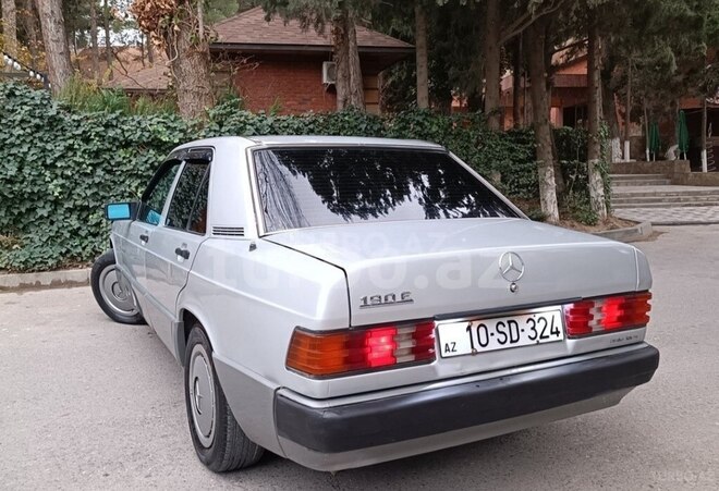 Mercedes 190 1990, 404,000 km - 2.0 л - Salyan