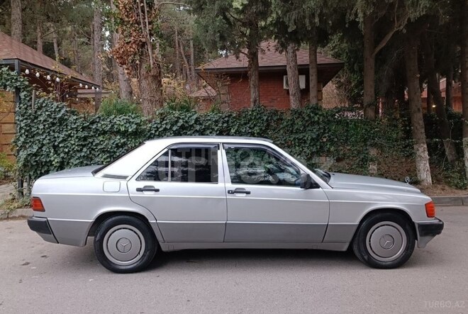 Mercedes 190 1990, 404,000 km - 2.0 л - Salyan