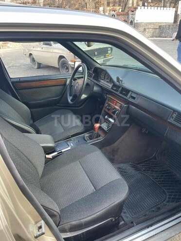 Mercedes E 200 1990, 450,000 km - 2.0 l - Şəki
