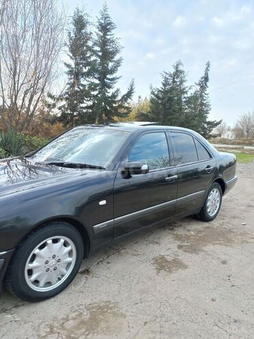 Mercedes E 280 1998, 370,000 km - 2.8 l - Salyan