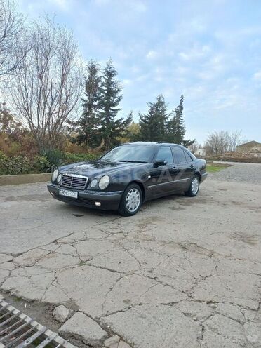 Mercedes E 280 1998, 370,000 km - 2.8 l - Salyan