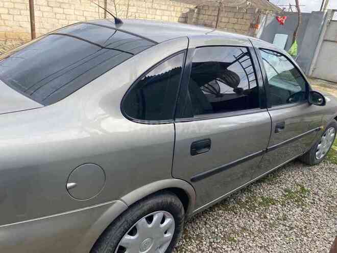 Opel Vectra 1985, 250,000 km - 2.0 l - Xudat