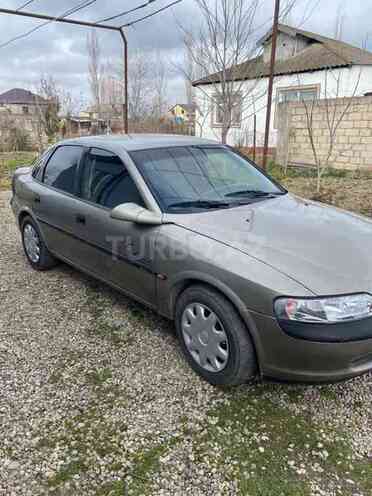 Opel Vectra 1985, 250,000 km - 2.0 l - Xudat