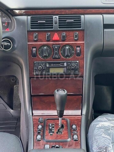 Mercedes E 220 2001, 246,000 km - 2.2 l - Beyləqan