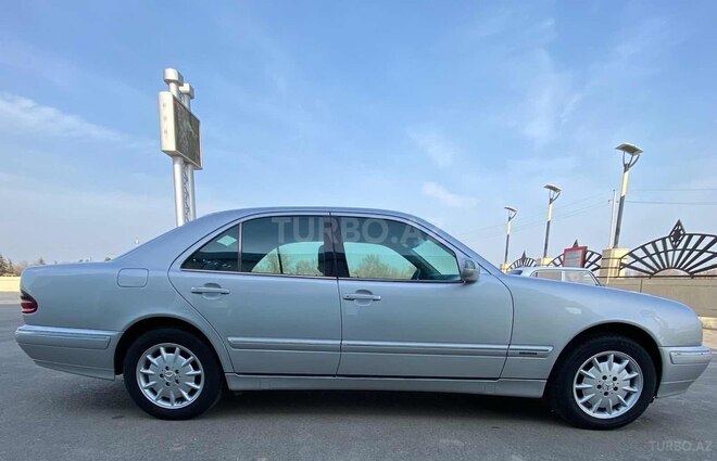 Mercedes E 220 2001, 246,000 km - 2.2 l - Beyləqan