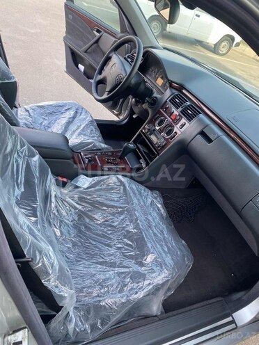 Mercedes E 220 2001, 246,000 km - 2.2 l - Beyləqan