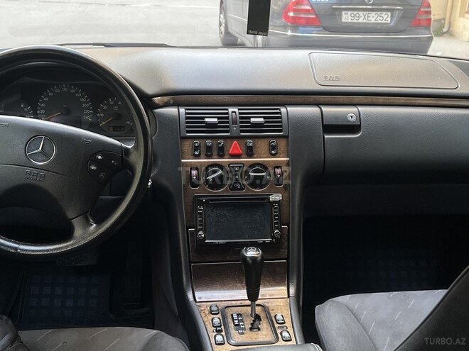 Mercedes E 240 2000, 305,000 km - 2.4 л - Bakı