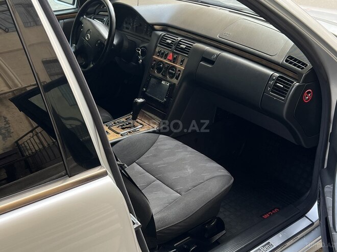 Mercedes E 240 2000, 305,000 km - 2.4 л - Bakı