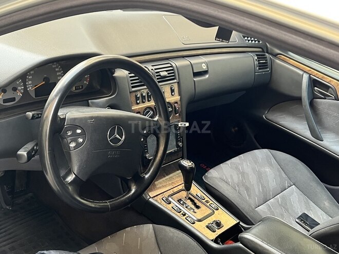 Mercedes E 240 2000, 305,000 km - 2.4 л - Bakı