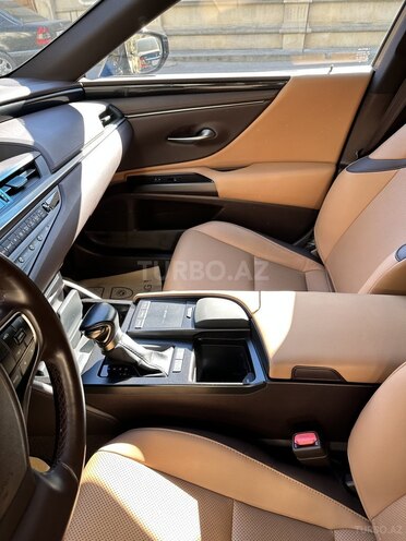 Lexus ES 300h 2021, 26,000 km - 2.5 л - Bakı