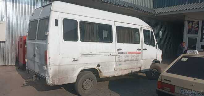 Mercedes 208 D 1991, 300,000 km - 2.9 л - Zaqatala