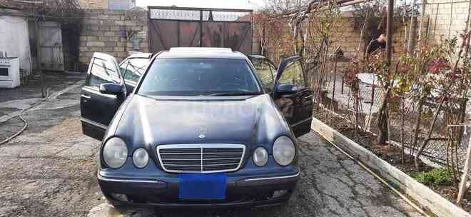 Mercedes E 240 2000, 325,600 km - 2.4 l - Bakı