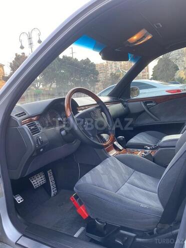 Mercedes E 240 2000, 236,000 km - 2.4 l - Bakı