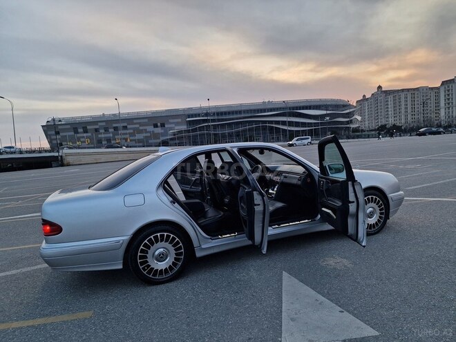 Mercedes E 270 2001, 298,000 km - 2.7 l - Bakı