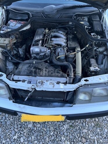 Mercedes E 200 1989, 242,300 km - 2.0 l - Bakı