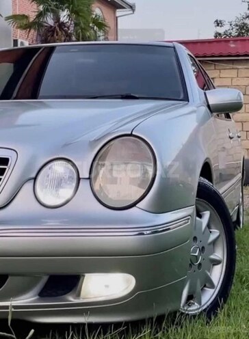 Mercedes E 240 2000, 278,000 km - 2.6 l - Quba