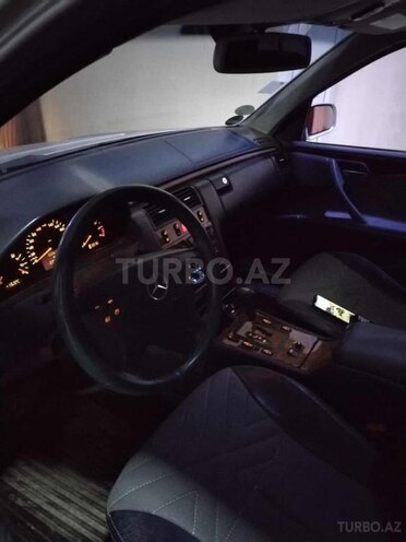 Mercedes E 240 2000, 278,000 km - 2.6 l - Quba