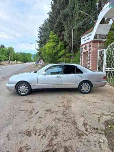 Mercedes E 220 1996, 216,587 km - 2.2 l - Tovuz