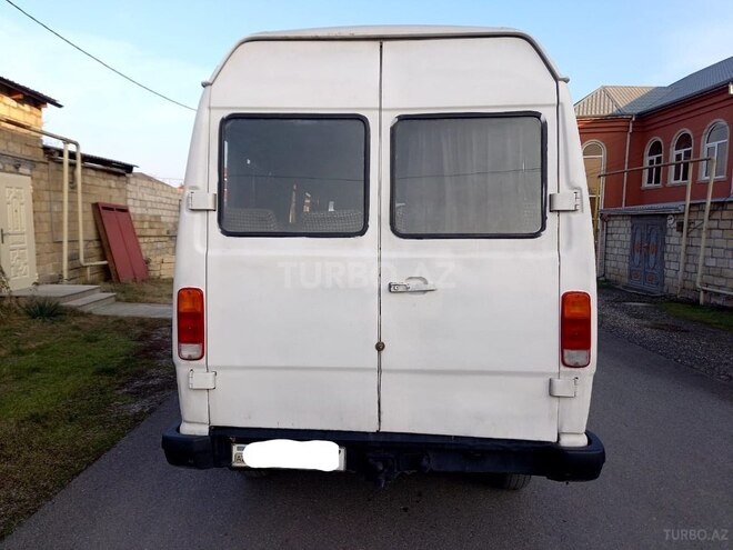 Mercedes 208 D 1991, 260,000 km - 2.3 л - Quba