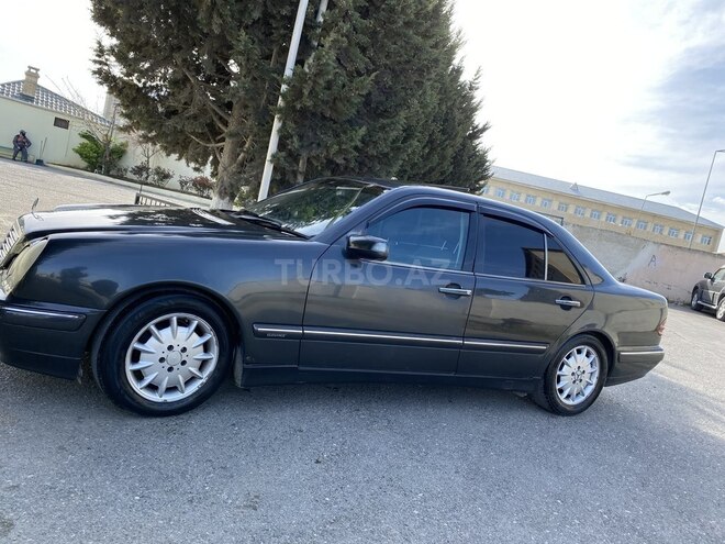 Mercedes E 240 2001, 394,000 km - 2.4 l - Bakı