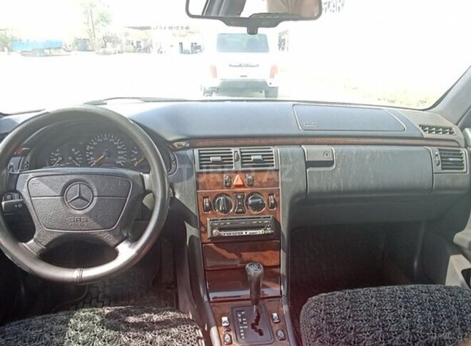 Mercedes E 230 1996, 250,000 km - 2.3 l - Beyləqan