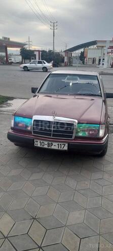 Mercedes E 230 1985, 658,855 km - 2.3 l - Yevlax