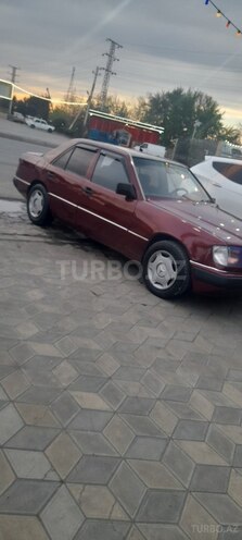 Mercedes E 230 1985, 658,855 km - 2.3 l - Yevlax