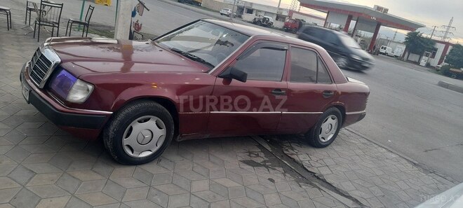 Mercedes E 230 1985, 658,855 km - 2.3 l - Yevlax