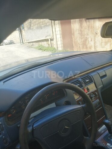 Mercedes E 220 1996, 299,000 km - 2.2 l - Bakı
