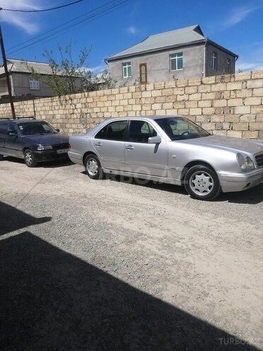 Mercedes E 220 1996, 299,000 km - 2.2 l - Bakı