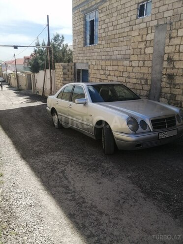 Mercedes E 220 1996, 299,000 km - 2.2 l - Bakı