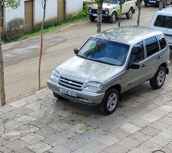 Chevrolet Niva 2006, 215,000 km - 1.7 л - Lerik