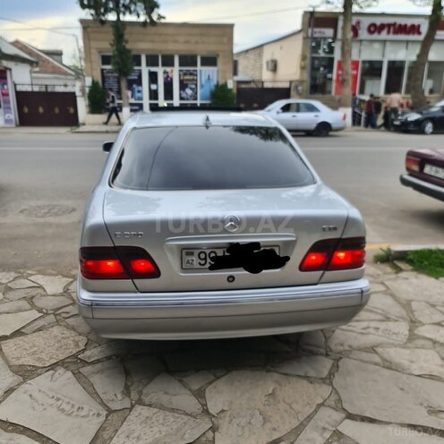 Mercedes E 270 1999, 390,000 km - 2.7 l - Qazax