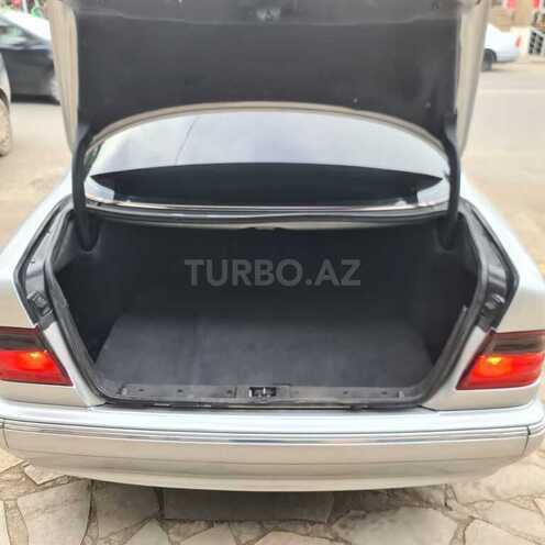 Mercedes E 270 1999, 390,000 km - 2.7 l - Qazax