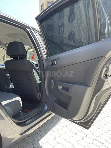 Opel Astra 2010, 125,000 km - 1.4 л - Qax