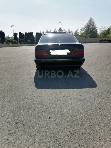 Mercedes E 240 2001, 307,970 km - 2.4 l - Bərdə