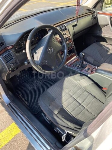 Mercedes E 220 2000, 320,000 km - 2.2 l - Bakı