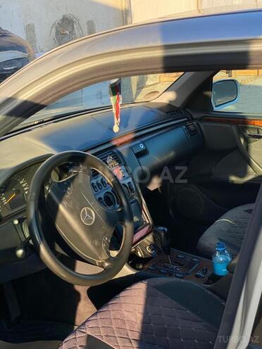 Mercedes E 240 2001, 270,000 km - 2.4 л - Bakı