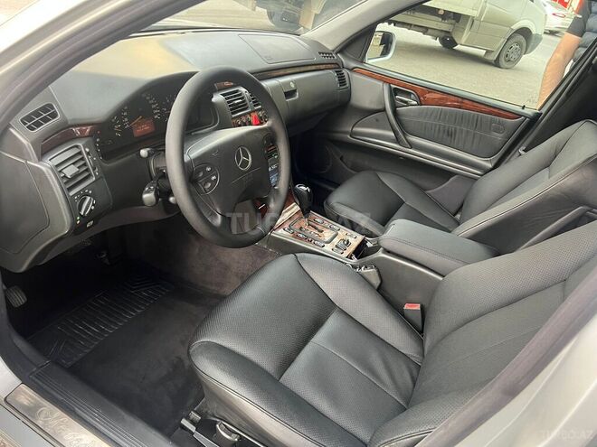 Mercedes E 220 2001, 291,000 km - 2.2 l - Bakı