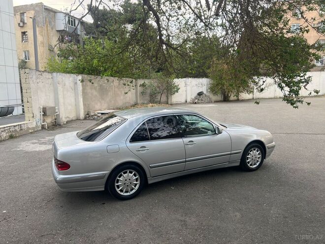Mercedes E 220 2001, 291,000 km - 2.2 l - Bakı