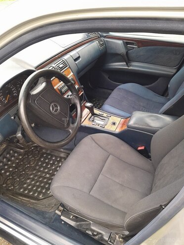 Mercedes E 230 1996, 350,000 km - 2.3 l - Quba