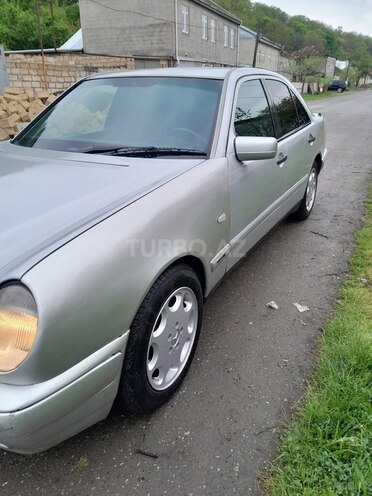 Mercedes E 230 1996, 350,000 km - 2.3 l - Quba